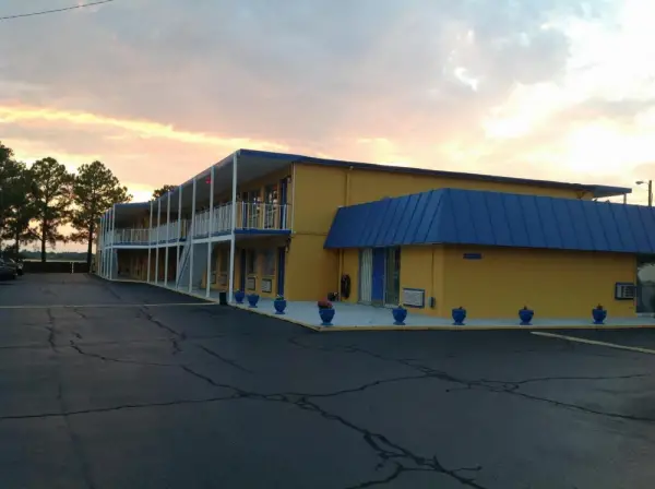 Belmont Inn and Suites Main image
